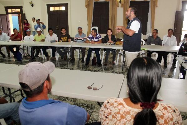 Representantes del tercer viceministerio de Gobernación, en reunión con líderes de Cobán.
