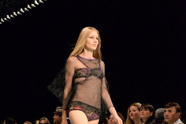 Una modelo presenta un bikini con camiseta transparente a juego del diseñador español Custo Barcelona. (Foto Prensa Libre: EFE)