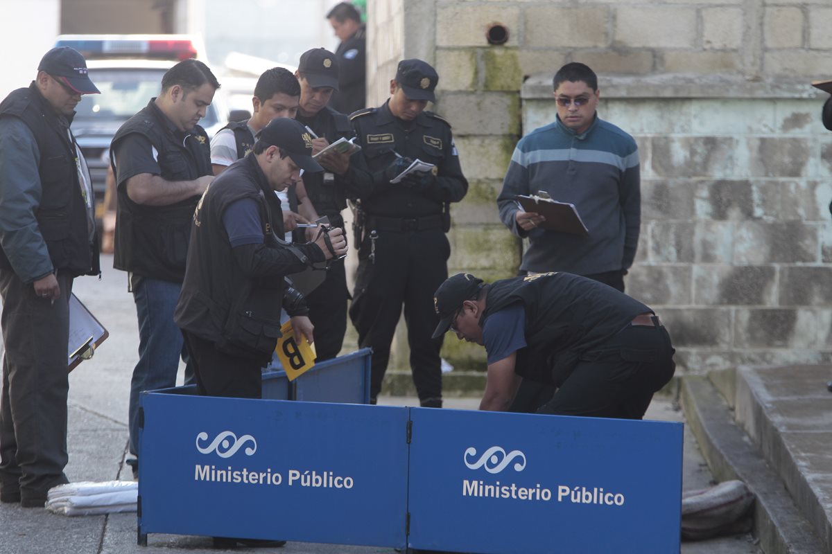 Peritos del MP y agentes de la PNC trabajan en el lugar donde se encuentran los cadáveres de tres mujeres en la zona 6 capitalina. (Foto Prensa Libre: Erick Ávila)