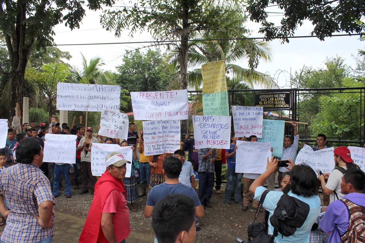 Integrantes del CUC manifestaron frente a la municipalidad de El Estor, Izabal, para mostrar su inconformidad por los constantes desalojos. (Foto Prensa Libre: Dony Stewart)