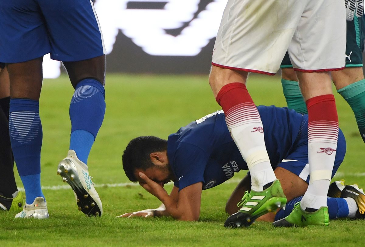 Pedro se lamenta después de fuerte choque que sufrió con Ospina. (Foto Prensa Libre: AFP)