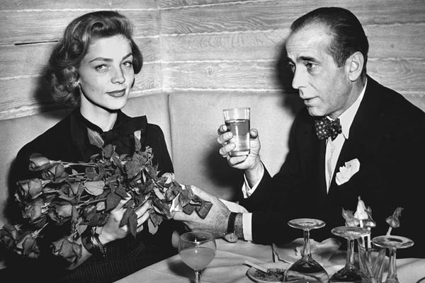 Lauren Bacall junto a Humphrey Bogart durante una fiesta en París, el 23 de marzo de 1951. (Foto Prensa Libre: AFP)