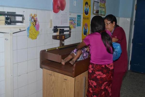 La pequeña rescatada en Gualán, Zacapa, fue diagnosticada con desntrición aguda. (Foto Prensa Libre: VÍCTOR GÓMEZ)