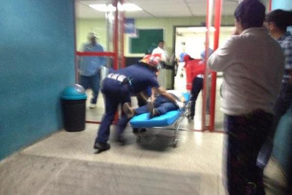 Leticia Donis de Estrada fue llevada al Seguro Social situado en la zona 4 de Mixco. (Foto Prensa Libre: Bomberos Municipales de Mixco).<br _mce_bogus="1"/>