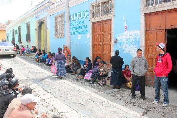 Los educadores permanecen afuera de la Dirección de Educación de Quetzaltenango, en demanda de más recursos para atender a estudiantes.