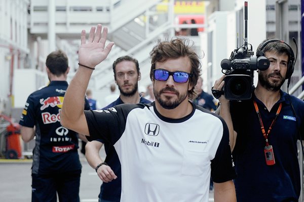 Fernando Alonso saludo a los presenten en el circuito de Montmelo. (Foto Prensa Libre: AFP)
