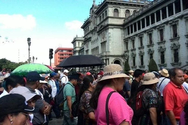 Maestros durante una protesta frente al Palacio Nacional. (Foto Prensa Libre: Hemeroteca PL)