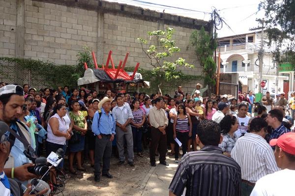 Líderes comunitarios se reunen frente al CAP de San Jerónimo, para pedir a los sindicalistas que entreguen las instalaciones. (Foto Prensa Libre: Carlos Grave).  <br _mce_bogus="1"/>
