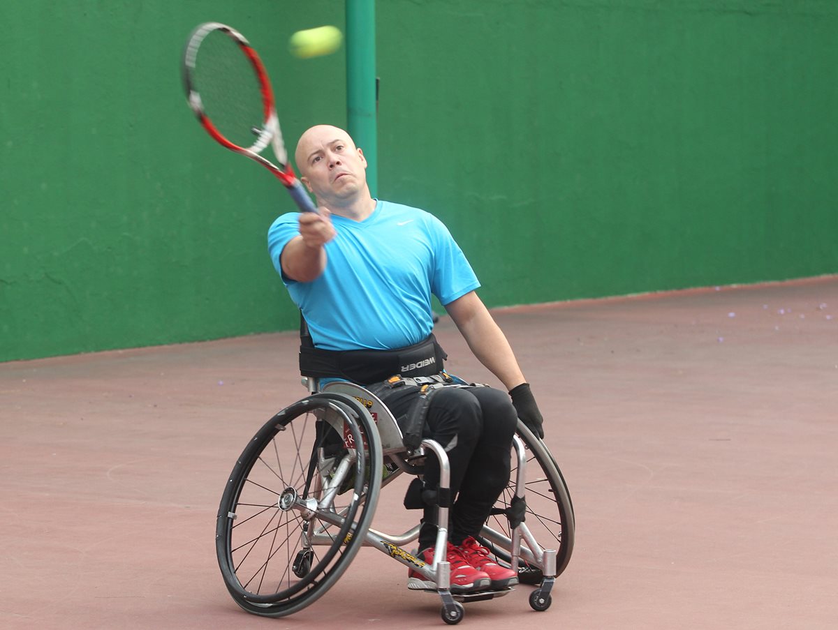 Julio Rueda se entrena todos los días en las instalaciones de tenis de la zona 5. (Foto  Prensa Libre: Fernando López R.)
