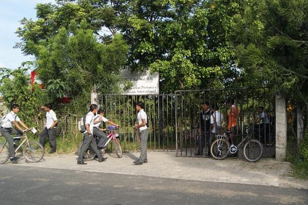Un grupo aproximado de 100 estudiantes tomaron la sede dela escuela Oxlajuj Noj, en Rabinal. (Foto Prensa Libre: Carlos Grave)<br _mce_bogus="1"/>