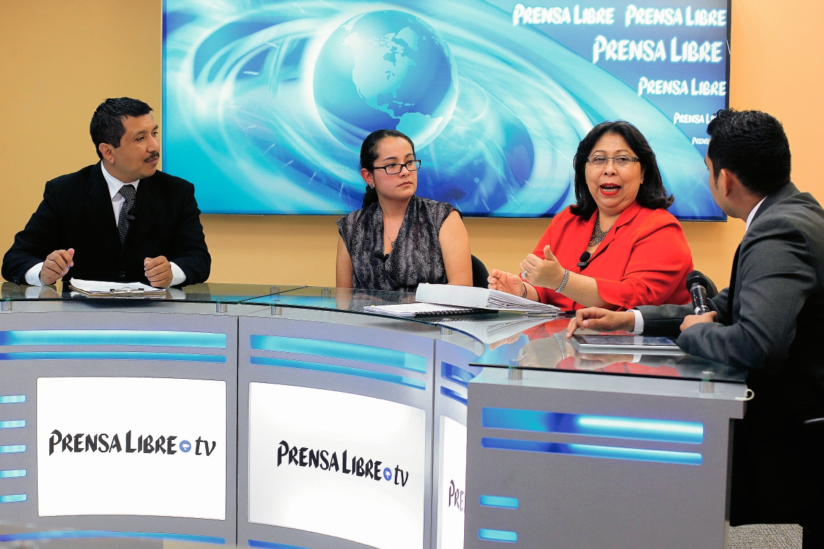 Luisa Leiva del ICCPG y Mayra Véliz, asesora del MP conversan sobre los alcances de la Fiscalía de Asuntos Internos. (Foto Prensa Libre: E. Bercián)
