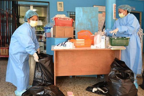 Personal limpia el área del intensivo pediátrico del Hospital Regional de Coatepeque, donde se reportó el hallazgo de bacteria. (Foto Prensa Libre: Édgar Girón)