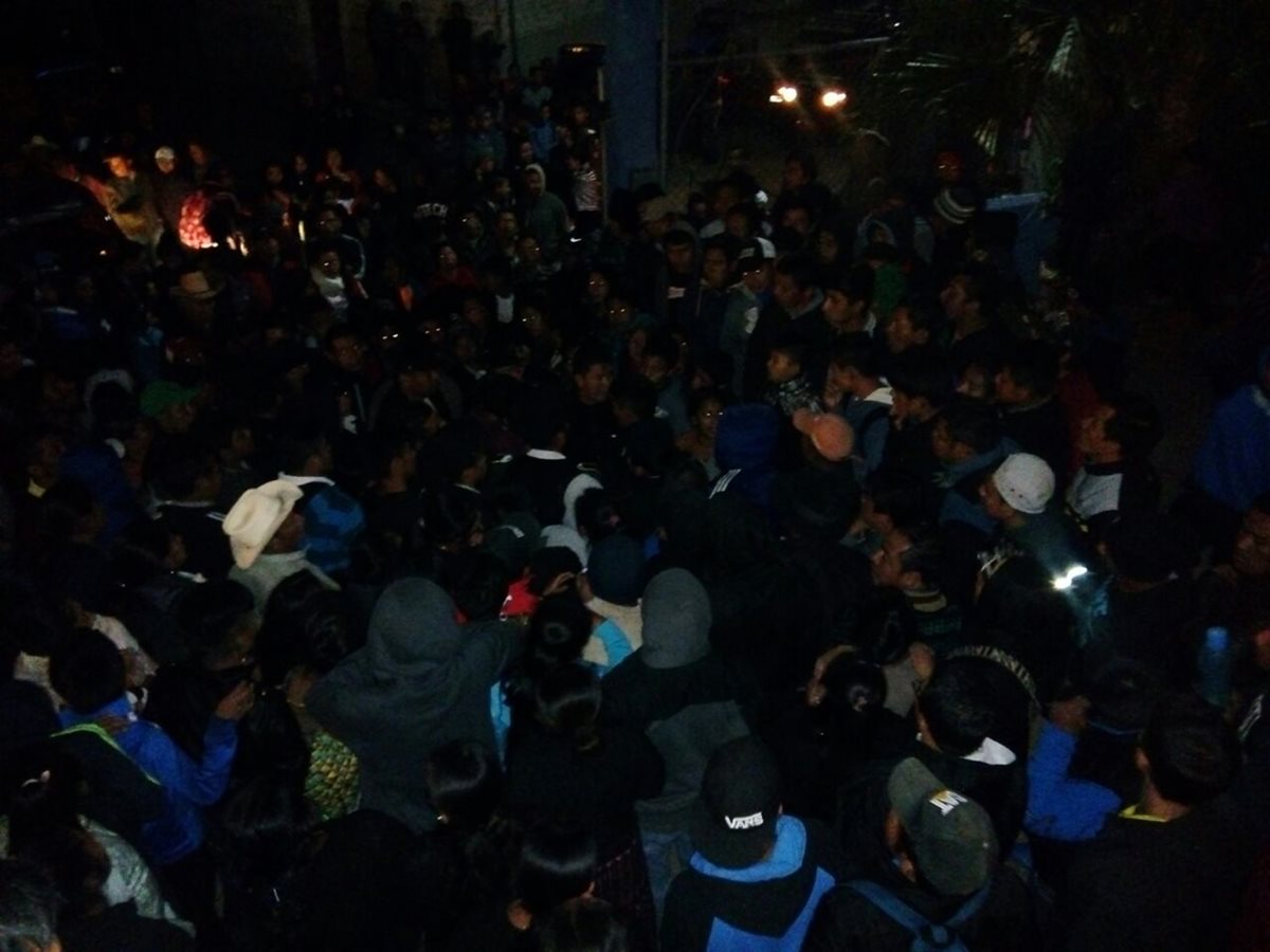 Pobladores se reunieron para detener a cuatro hombres por aparentes vínculos con el Barrio 18. (Foto Prensa Libre: Ángel Julajuj)