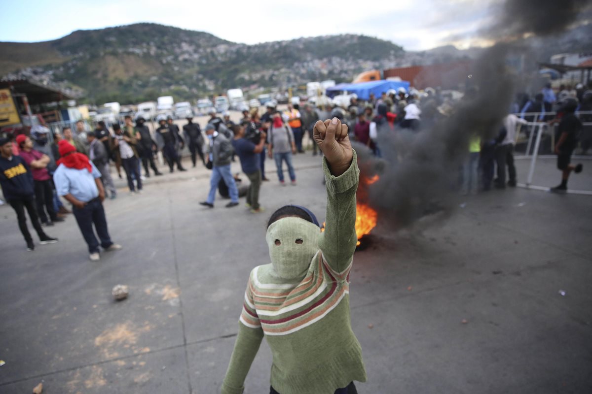 Manifestantes montan barricadas con escombros y llantas en llamas en Tegucigalpa, Honduras. (Foto Prensa Libre: EFE)