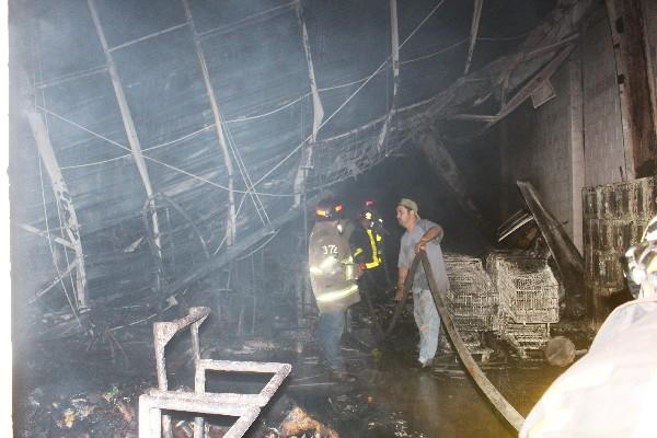 Bomberos trabajaron más de cinco horas para sofocar las llamas.