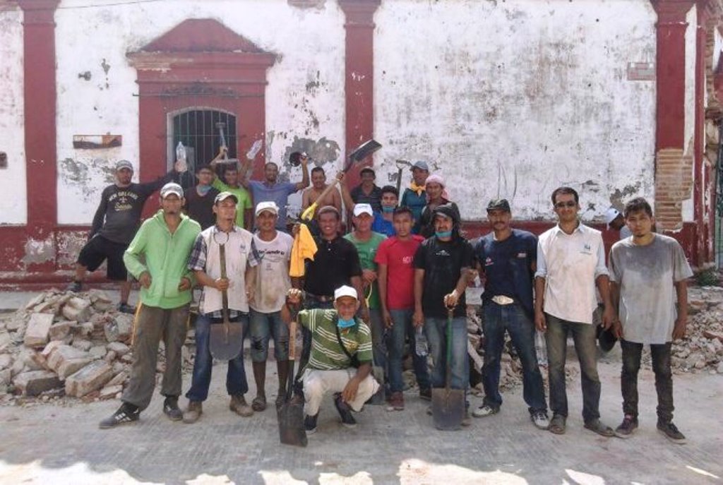Migrantes centroamericanos apoyan en la tarea de reconstrucción en Oaxaca, México. (Foto Prensa Libre: Ernesto Castañeda)