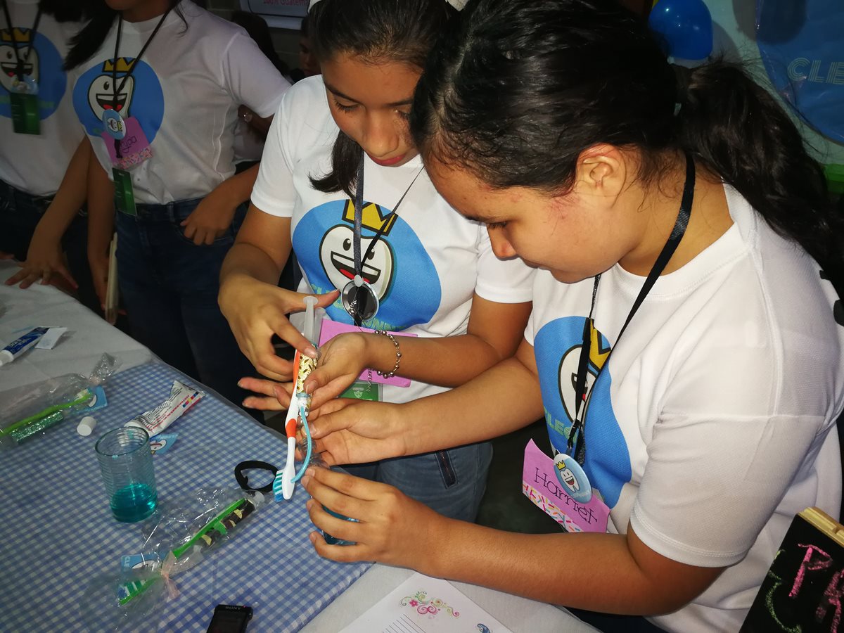 Estudiantes del Colegio Santa Teresita muestran su proyecto en la feria de emprendimiento. (Foto Prensa Libre: Oscar García).