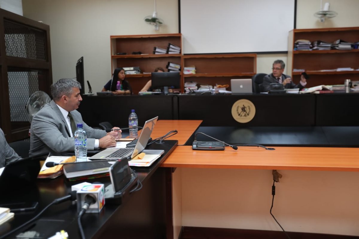 General Érick Melgar Padilla escucha en audiencia al juez Miguel Ángel Gálvez. (Foto Prensa Libre: Érick Ávila)