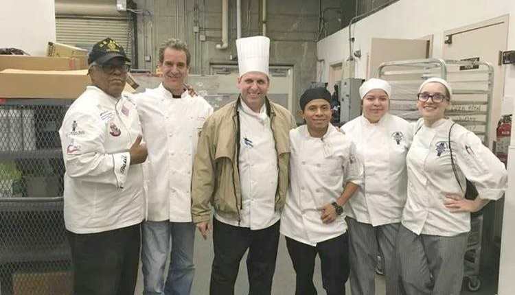 Ortiz, junto al equipo con el que trabaja en la cocina de Beverly Hills. (Foto Prensa Libre: Archivo personal de Osman Ortiz)