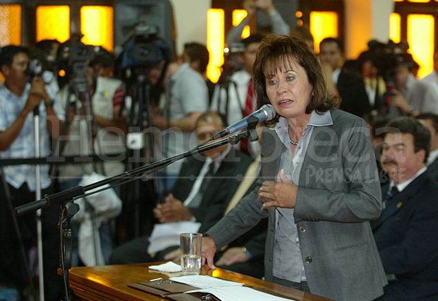 Sandra Torres en la sala de vistas de la Corte de Constitucionalidad expone sus argumentos ante los magistrados. 8/8/2011.  (Foto: Hemeroteca PL)