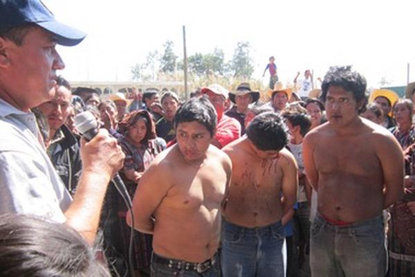 Los tres detenidos fueron entregados a las autoridades despues de que los vecinos les aplicaron choques eléctricos. (Foto Prensa Libre: Ángel Julajuj)<br _mce_bogus="1"/>