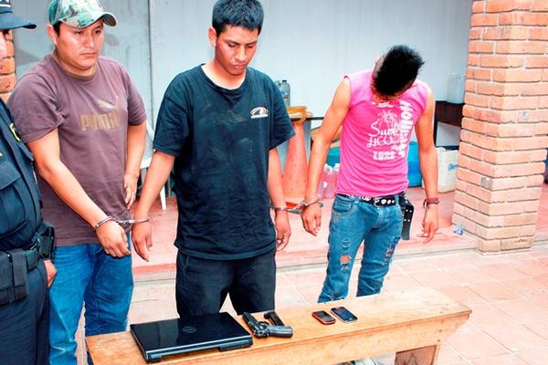 Los detenidos junto a lo decomisado permanecen en la subestación de Rabinal, Baja Verapaz. ( Foto Prensa Libre: Carlos Grave). <br _mce_bogus="1"/>