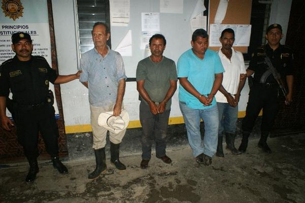 Cuatro presuntos integrantes de una banda de ladrones de ganado fueron apresados este lunes en Flores, Petén. (Foto Prensa Libre, Rigoberto Escobar)<br _mce_bogus="1"/>