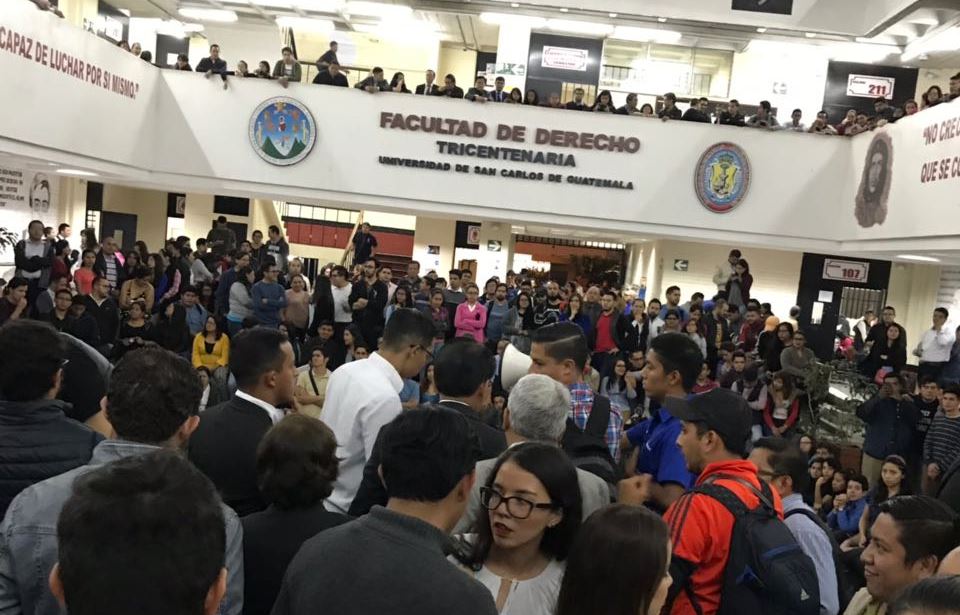 Estudiantes de la Facultad de Derechos de la Usac fueron convocados a una asamblea este lunes. (Foto Prensa Libre: Cortesía)