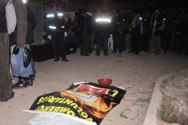 El cadáver de Diego Álvarez quedó tendido en una de las calles de la zona 4 de Nahualá. (Foto Prensa Libre: Ángel Julajuj)