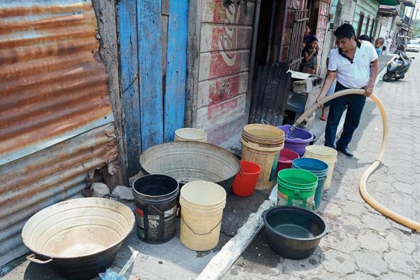 Los problemas por la baja producción de agua afecta varias zonas de Mixco. (Foto Prensa Libre: Hemeroteca PL)