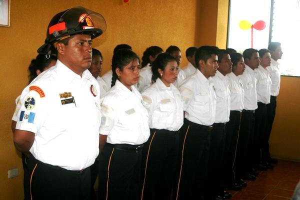 Los nuevos bomberos son oriundos de Tactic y Cobán. (Foto Prensa Libre: Martín Tax)<br _mce_bogus="1"/>