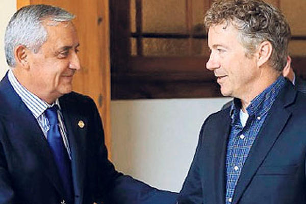 Paul Rand conversa con Pérez Molina.