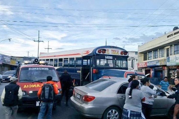 Bus que fue atacado en la zona 7 de Quetzaltenango. (Foto Hemeroteca PL).