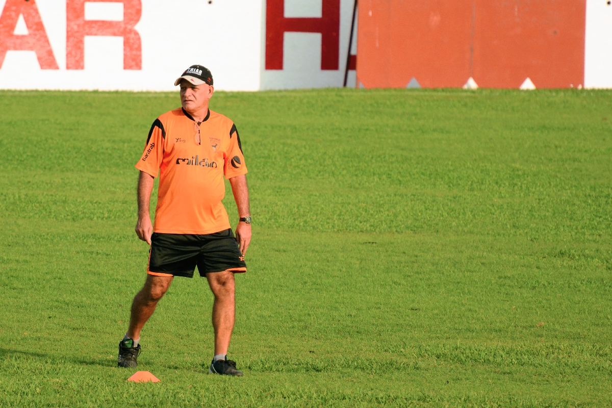 El técnico nacional, Walter Claverí ha encontrado un estilo de juego con Suchitepéquez. (Foto Prensa Libre. Omar Méndez)