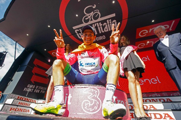 El colombiano Esteban Chaves se colocó el suéter de líder a dos etapas de final del Giro del Italia. (Foto Prensa Libre: AFP)