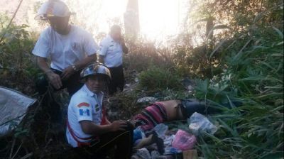 Los Bomberos Voluntarios rescataron el cuerpo de un hombre que se lanzó del puente El Incienso. (Foto Prensa Libre: Bomberos Voluntarios)