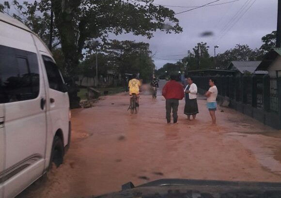 Desborde del río Tenedores afecta paso de vehículos. (Foto Prensa Libre: Dony Stewart).