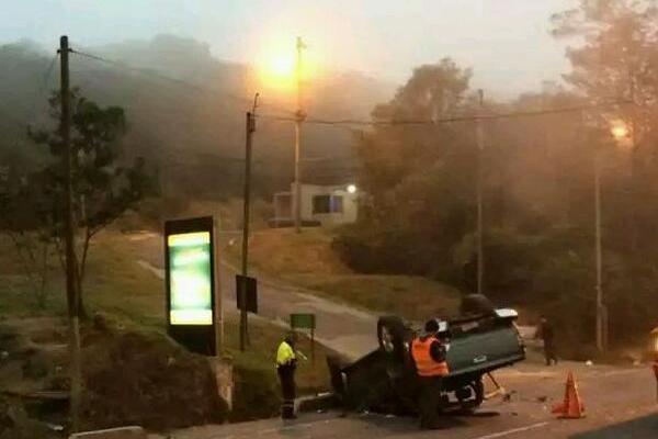 El accidente impidió que se habilitara el carril reversible. (Foto Prensa Libre: PMT de Fraijanes)