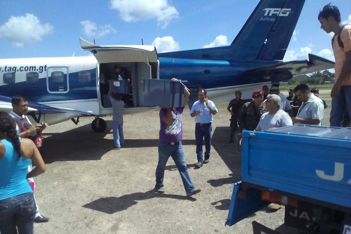 Cajas con papeletas son trasladadas vía aérea a Petén. (Foto Prensa Libre: Walfredo Obando)