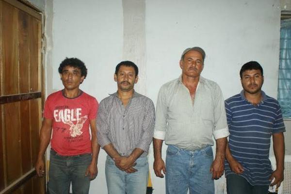 Cuatro hombres fueron sorprendidos cuando transportaban maíz de contrabando de Belice hacia Petén. (Foto Prensa Libre: Rigoberto Escobar)<br _mce_bogus="1"/>