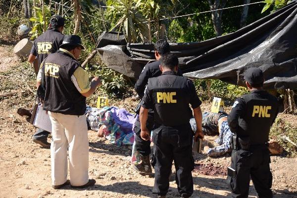 El crimen ocurrió en un camino de terracería en Pueblo Nuevo Viñas, Santa Rosa. (Foto Prensa Libre: Oswaldo Cardona)<br _mce_bogus="1"/>