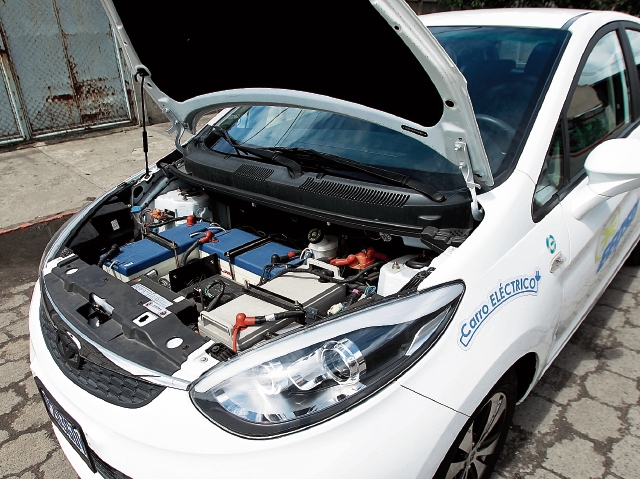 La tecnología de los autos eléctricos permite que los usuarios utilicen la energía eléctrica con el fin de hacer más eficiente su uso. (Foto Prensa Libre: Álvaro Interiano)