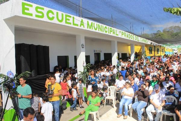 Vecinos participan en la  inauguración de la escuela municipal, en la colonia Prados del Carmen.