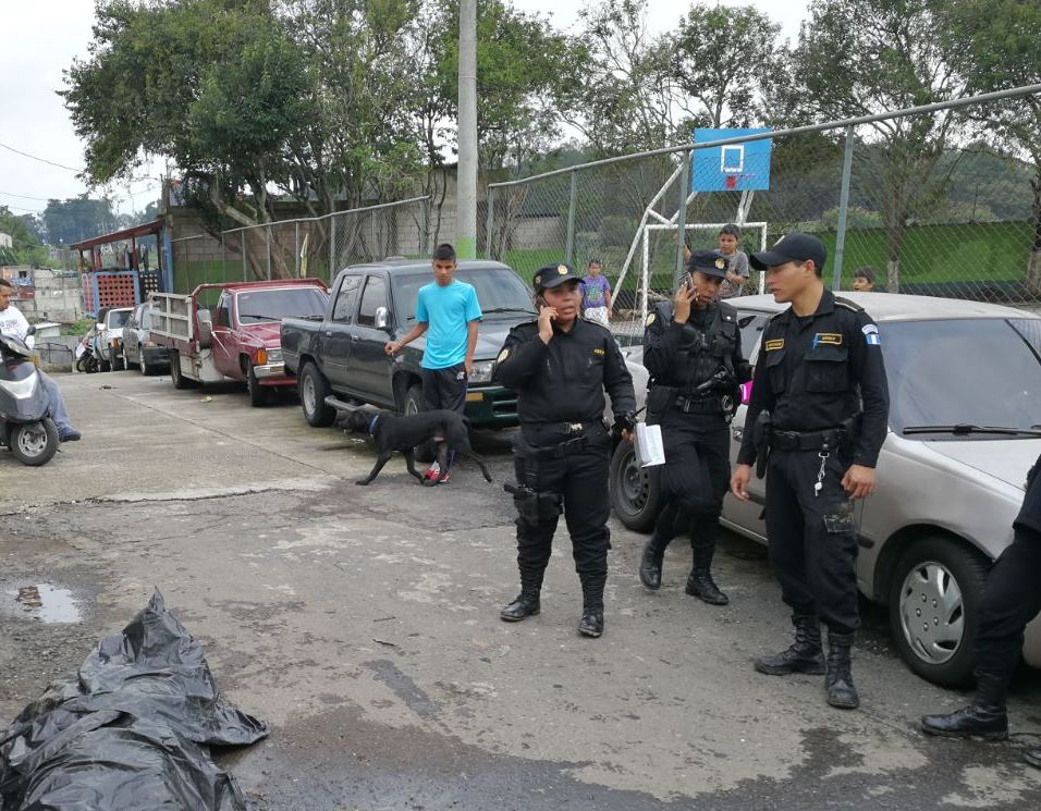 Recuperan cadáver que cayó al relleno sanitario. (Foto Prensa Libre: Estuardo Paredes)