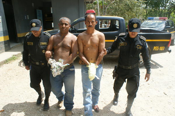 Francisco Moscoso Villeda y Daniel Monzón Samayoa fueron detenidos como presuntos responsables de la muerte de Mardoqueo Aceitumo Mansilla. (Foto Prensa Libre: Rigoberto Escobar)