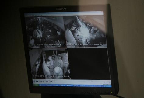 EN el 2010, una cámara de seguridad documentó cómo los delincuentes subieron a un bus para abusar de una mujer.