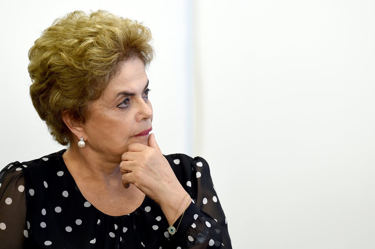 Dilma Rousseff, presidenta de Brasil, niega haber cometido delitos que ameriten su destitución. (Foto Prensa Libre: AFP).