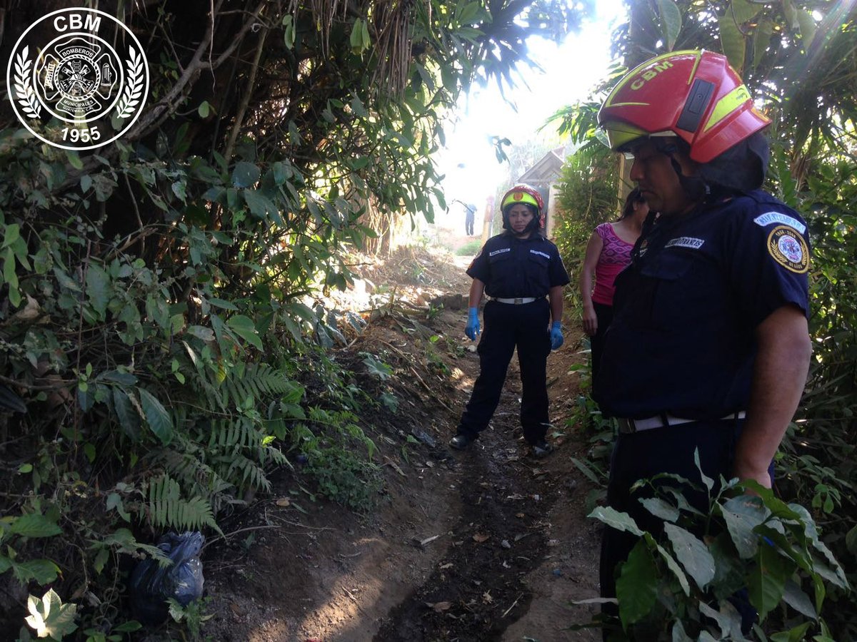 Bomberos localizan cuerpo de recién nacido en camino rural de Villa Nueva. (Foto Prensa Libre: BM)
