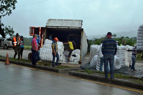 Tráiler obstruyó ruta por más de 15 horas (Foto: Hugo Oliva: Prensa Libre) <br _mce_bogus="1"/>