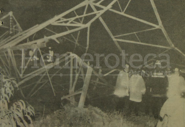 Bomberos y empleados de la Empresa Eléctrica observan los daños ocasionados por la acción dinamitera de la guerrilla en una torre de electricidad en Ciudad San Cristóbal el 18 de diciembre de 1991. (Foto: Hemeroteca PL)